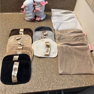 Makeup Eraser Cloth Set in Neutral Tones
and Makeup eraser puffs